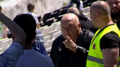 Венци Стефанов се разправя с фенове, а Славия изпусна спечелен мач в края (Видео)