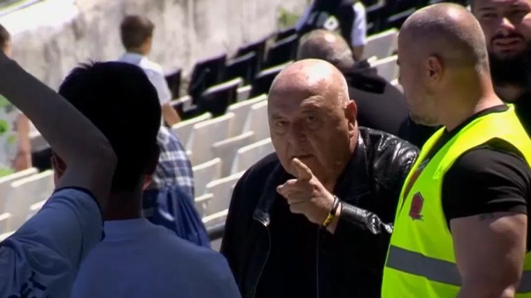 Венци Стефанов се разправя с фенове, а Славия изпусна спечелен мач в края (Видео)