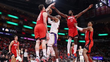 "Ракетите" взеха първа победа в серията с Лейкърс, а Уемби се завърна гръмко