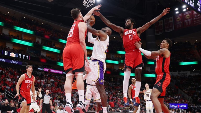 "Ракетите" взеха първа победа в серията с Лейкърс, а Уемби се завърна гръмко