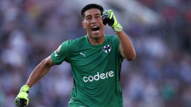 Луд вратар го обърна на бокс и нокаутира съперник в горещо испанско дерби (Видео)