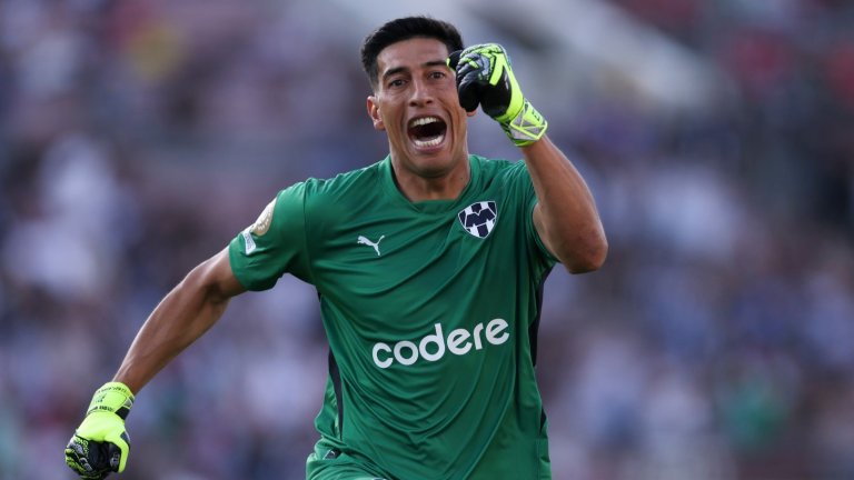 Луд вратар го обърна на бокс и нокаутира съперник в горещо испанско дерби (Видео)