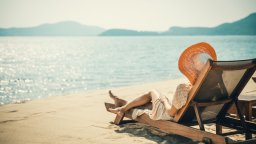 Гърция забранява шезлонгите и чадърите на 251 плажа