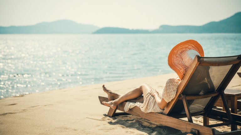 Гърция забранява шезлонгите и чадърите на 251 плажа