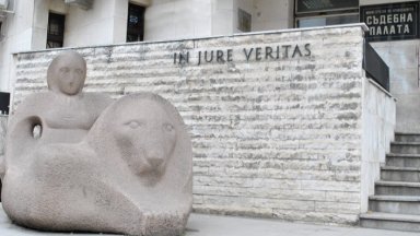 Внучки с помощта на майка им погребали тайно дядо си в двор, за да му взимат пенсията 