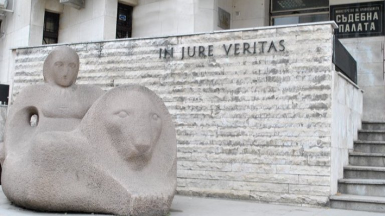 Внучки, с помощта на майка им, погребали тайно дядо си в двор, за да му взимат пенсията 