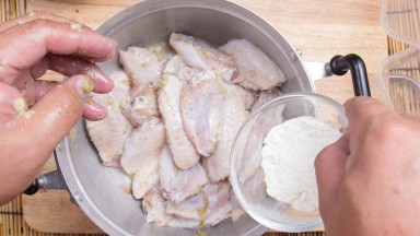 Поръсете малко сода бикарбонат върху пилешкото месо и вижте какъв ще е ефектът