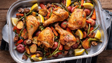 Пилешки бутчета с мед, горчица и пролетни зеленчуци