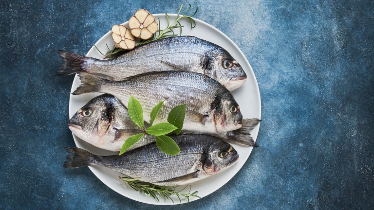 Колко време издържа суровата риба в хладилника