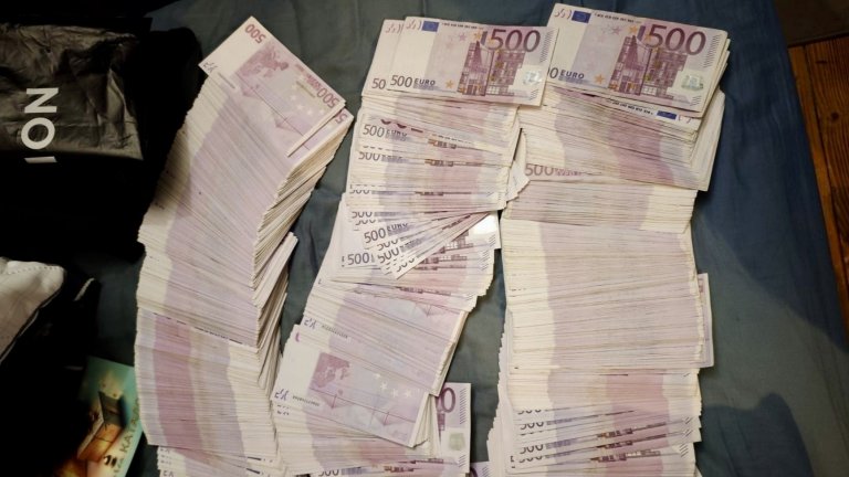 Задържаха трима с близо €600 000, над 600 боеприпаса и повече от 67 кг дрога (снимки)