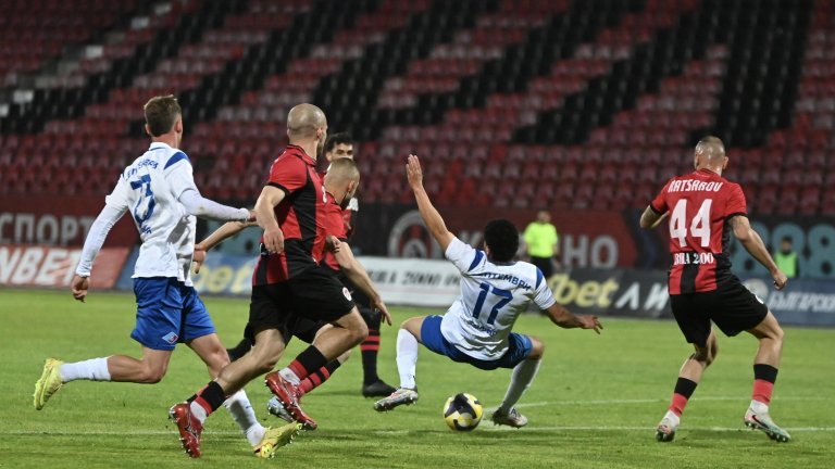 Акробатично изпълнение в "Надежда" измъкна Септември от зоната на изпадащите