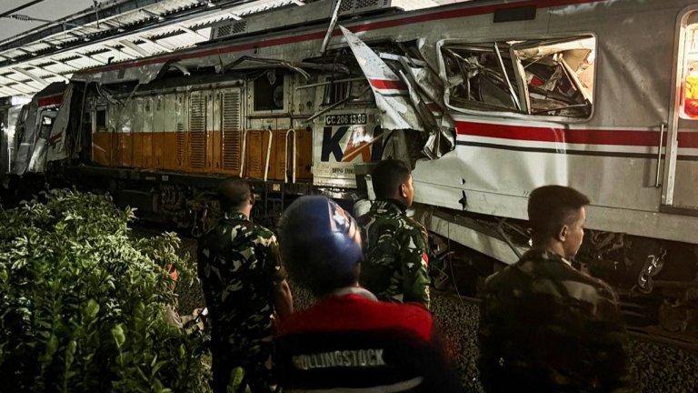 Бърз влак удари крайградски на гара край Джакарта, има 7 жертви във вагон за жени (снимки)