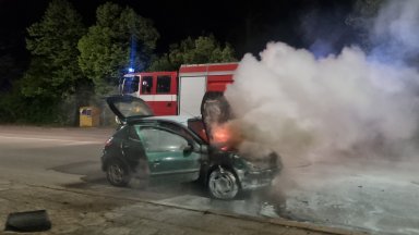 Кола се запали в центъра на Търговище (снимки)