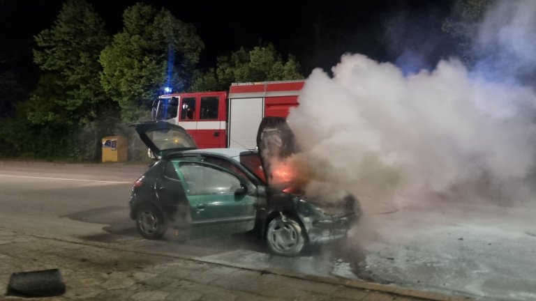 Кола се запали в центъра на Търговище (снимки)