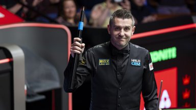 Бившите шампиони Тръмп и Селби също изхвърчаха от Световното по снукър