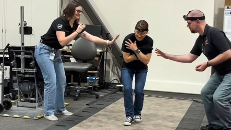 Астронавт на НАСА се затруднява да ходи след полет около Луната