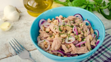 Салата с бял боб и риба тон