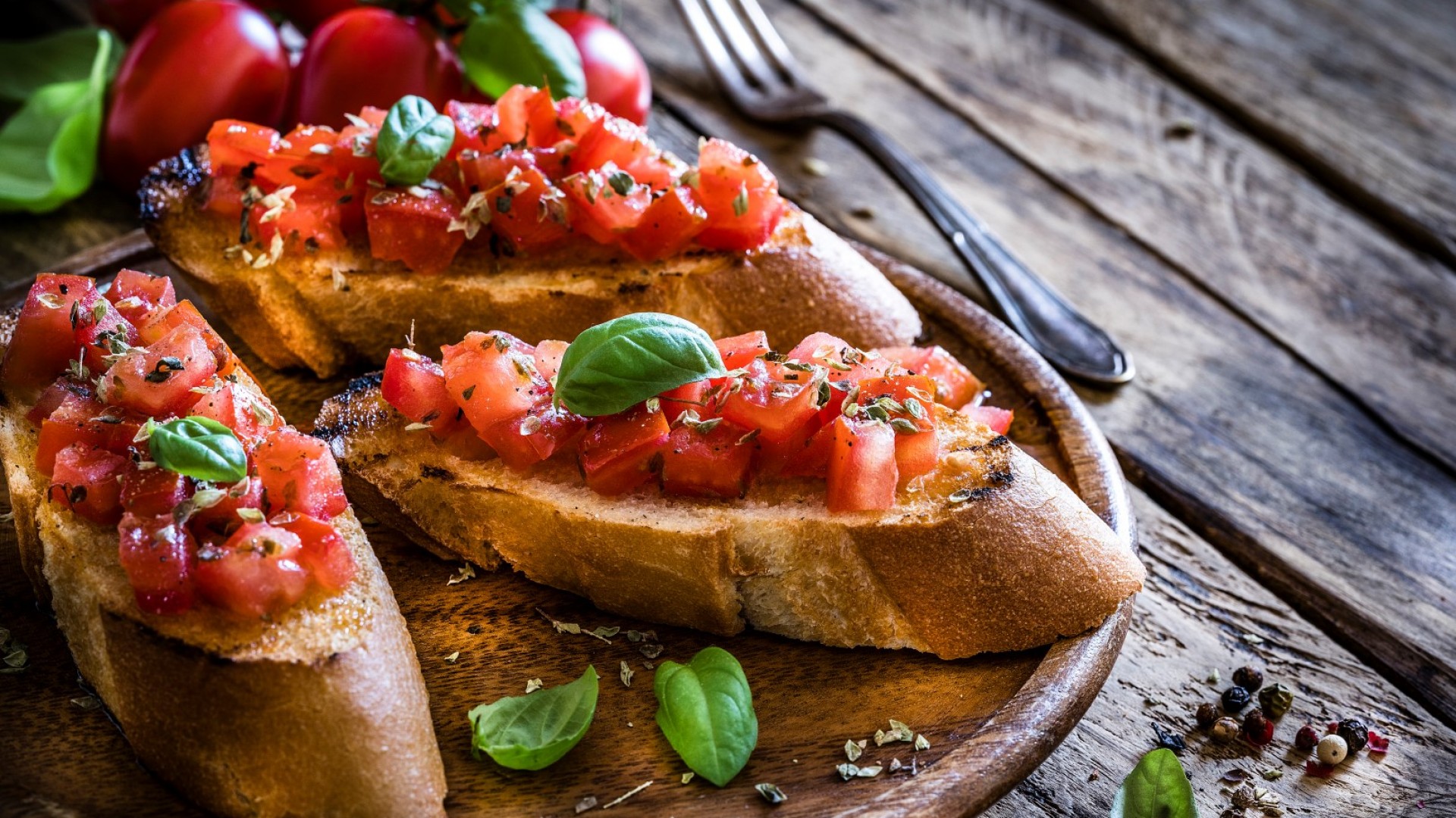 Брускети с домати и босилек