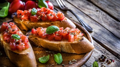 Брускети с домати и босилек