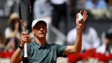 Синер с лекота постигна осма поредна победа в клей сезона