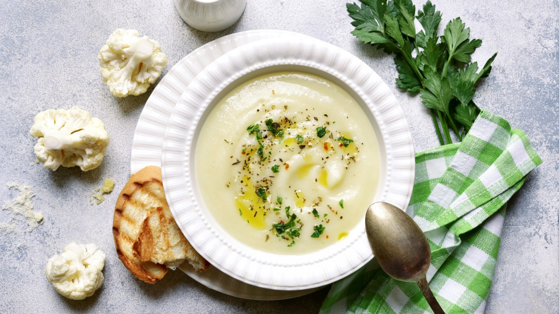 Крем супа от печен карфиол с къри сметана