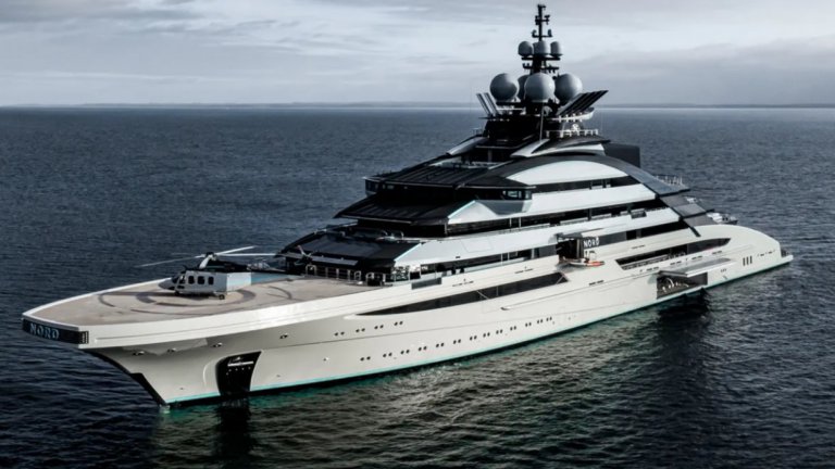 Руска суперяхта на съюзник на Путин премина през Ормузкия проток въпреки блокадата