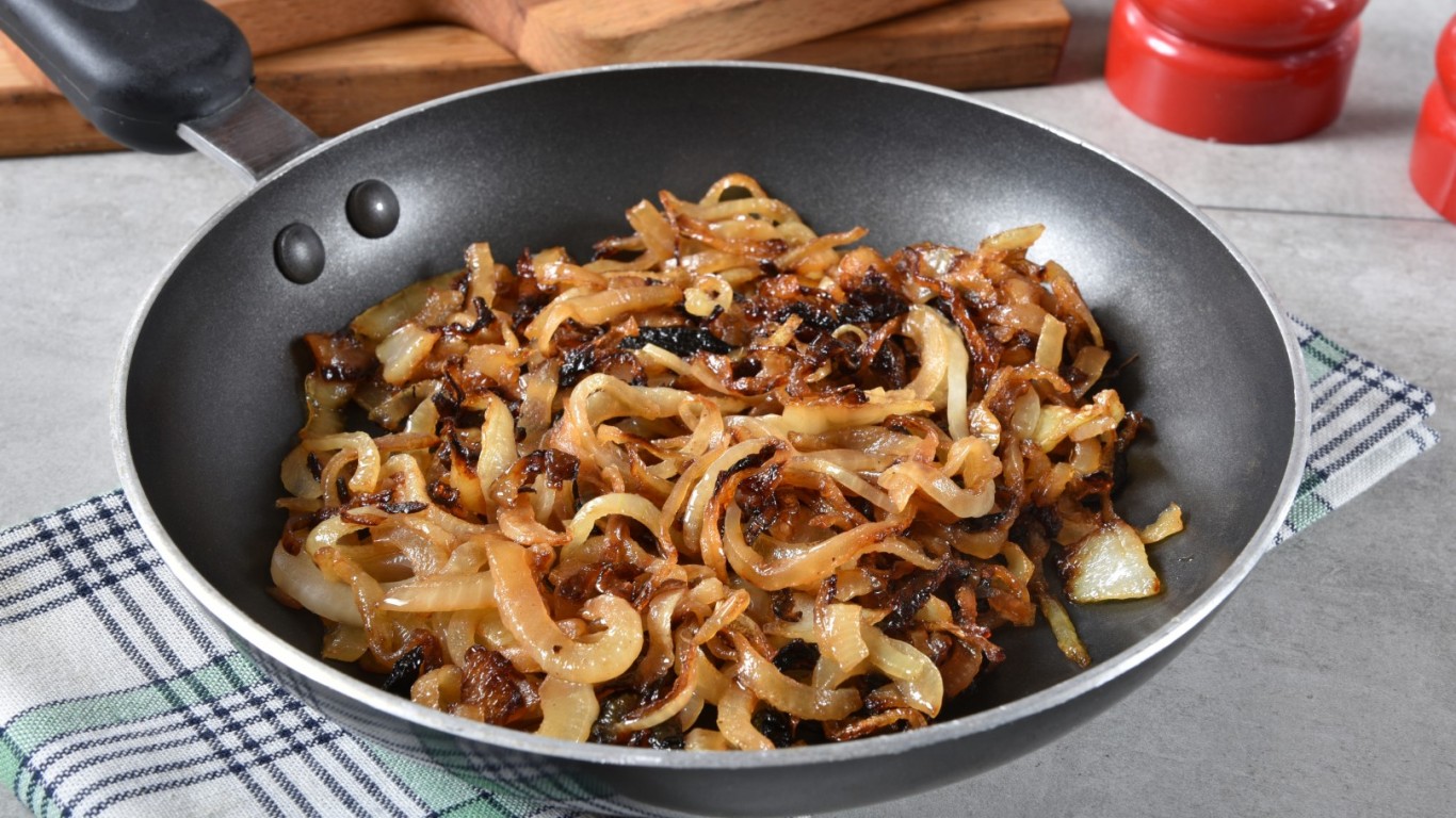 Кулинарна Техника Предлага Добавка за Подобряване Вкуса на Карамелизиран Лук