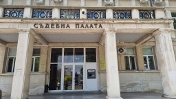 Домашен арест за надзирател и общински чиновник, обвинени в подкуп