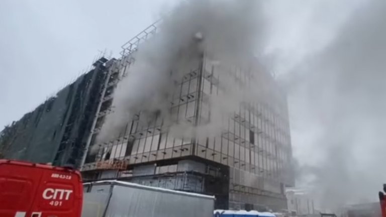 Огромен пожар в строяща се луксозна сграда в Москва взе най-малко 7 жертви (видео)