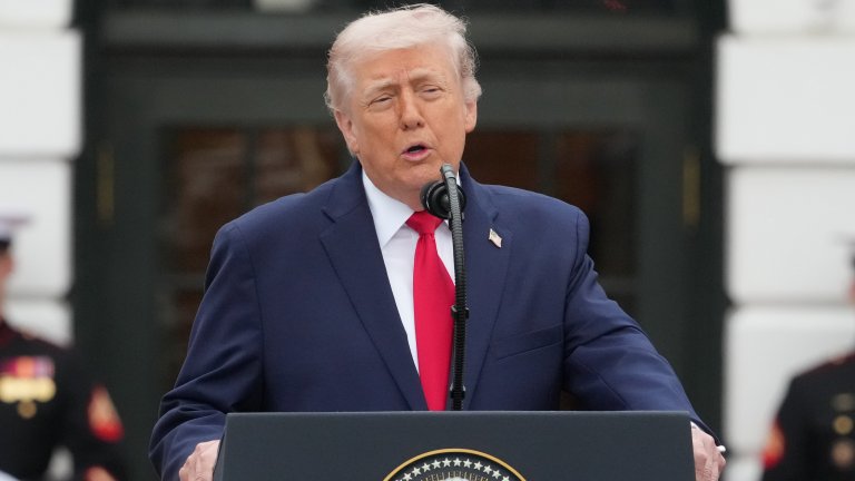 Одобрението за Тръмп спадна до рекордно ниско ниво