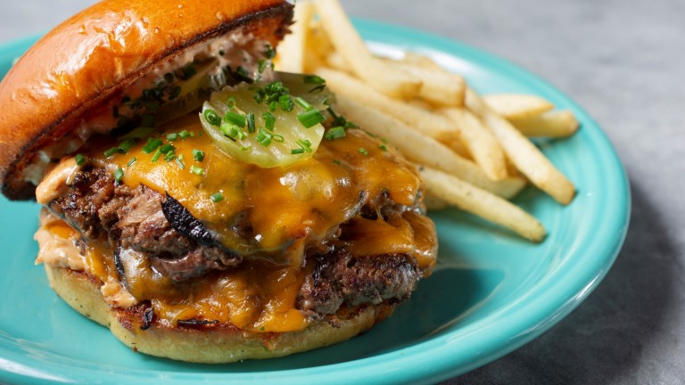 Добавете щипка кафява захар за по-сочни и по-вкусни бургери