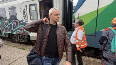 Костадин Костадинов хвана влака от Варна до София, пътувал "кошмарно" (снимки)