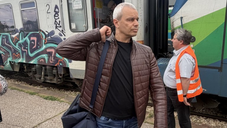 Костадин Костадинов хвана влака от Варна до София, пътувал "кошмарно" (снимки)