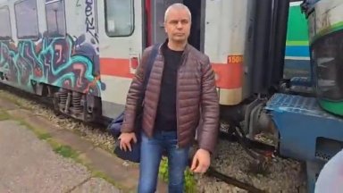 Костадин Костадинов хвана влака от Варна до София, пътувал "кошмарно" (снимки)