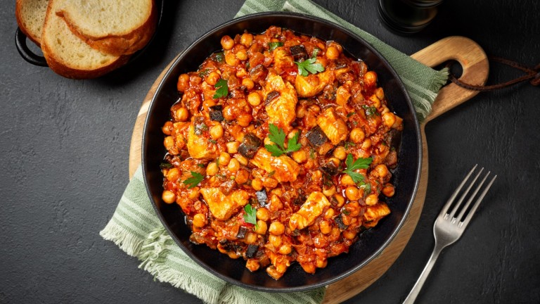 В един съд: Пиле с нахут и домати 