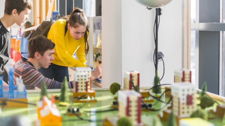 Стартира национален конкурс, в който ученици ще разработват реални енергийни проекти 