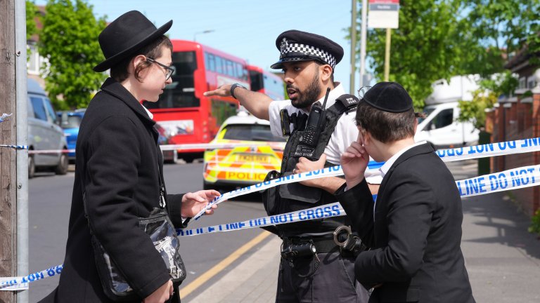 Нападение с нож в еврейски квартал в Лондон, двама души са ранени (снимки/видео)