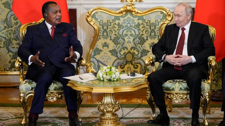 Путин успокои африкански лидер на английски след протоколен инцидент в Кремъл (видео)