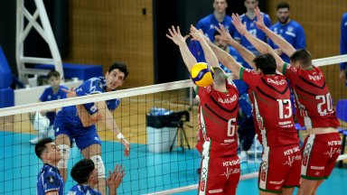 Нефтохимик удари "Левски" като гост и запази интригата за титлата във волейбола