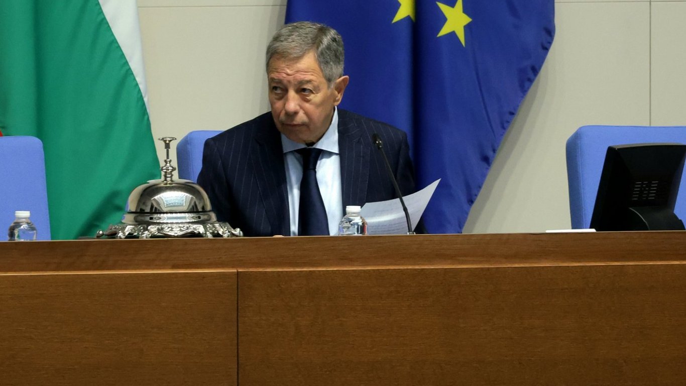 Новоизбраният парламент проведе първо заседание