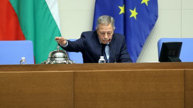 На живо в Dir.bg: Новите 240 се заклеха на първото пленарно заседание