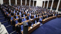 Новите 240 се заклеха на първото пленарно заседание (видео/снимки)