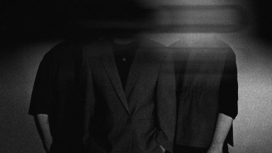 Венера по Залез продължава мистерията с анонимни писма, следи в реалния живот и нова песен