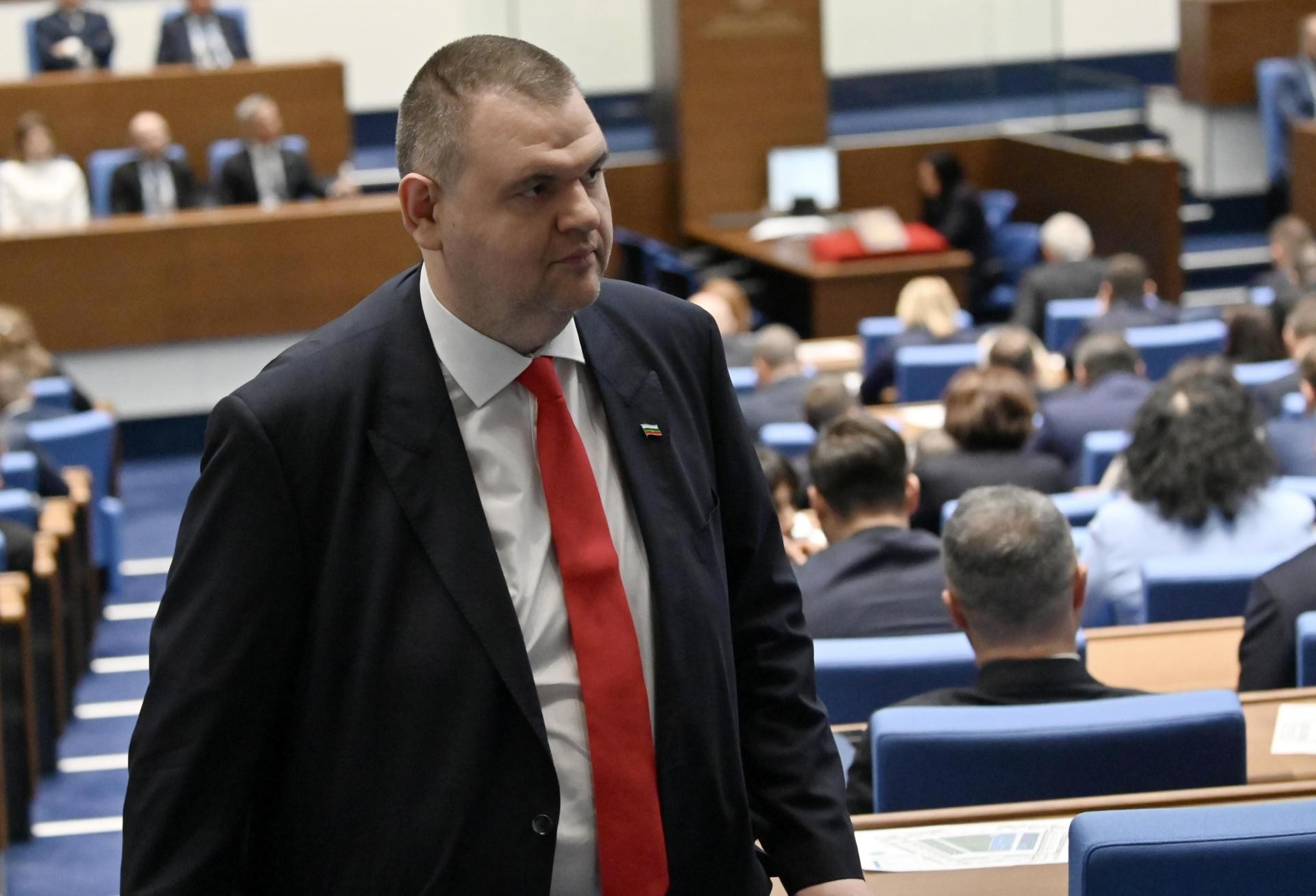 Делян Пеевски съчета синьо и червено във визията си