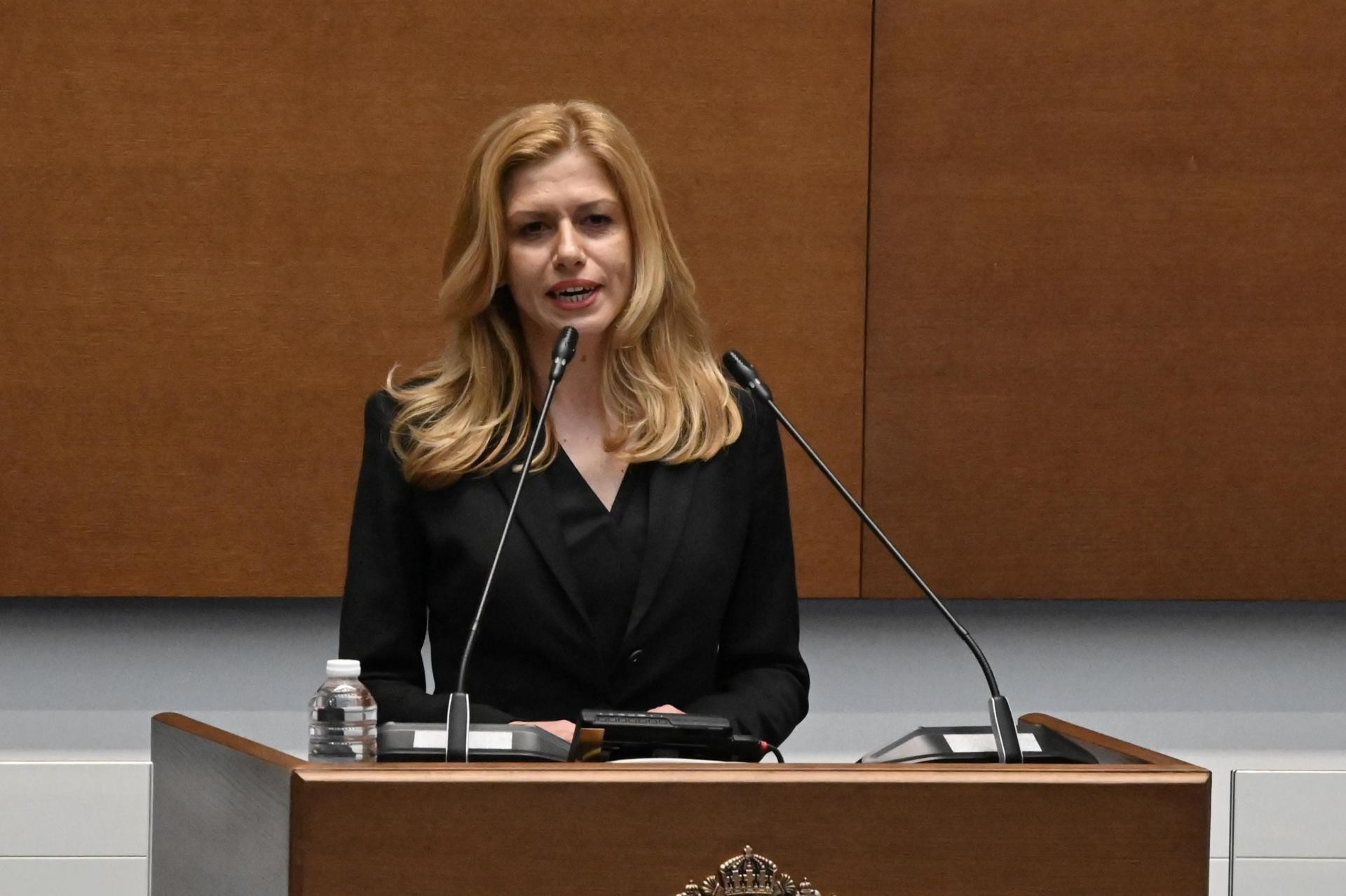 Новоизбраният Председател на Народното събрание Михаела Доцова заложи на черна рокля за встъпването си в длъжност