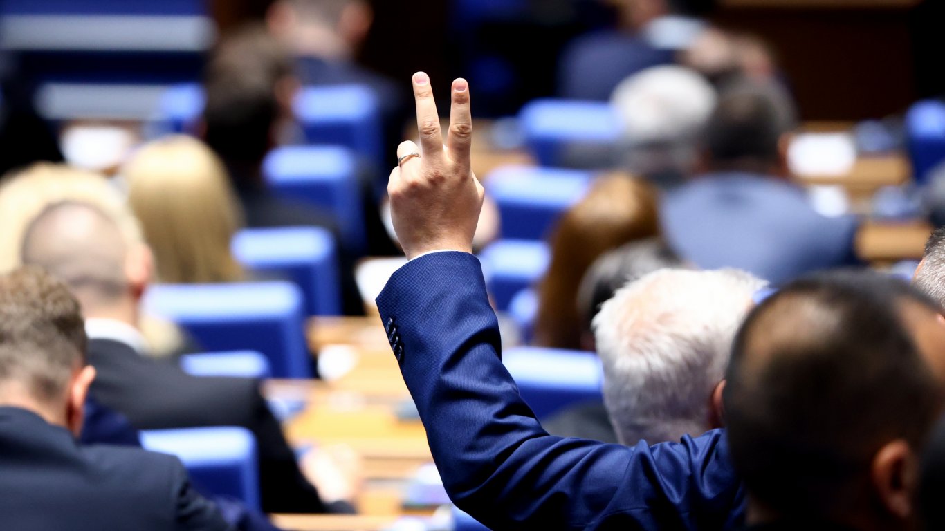 Народното събрание утвърди състава и ръководствата на парламентарните групи