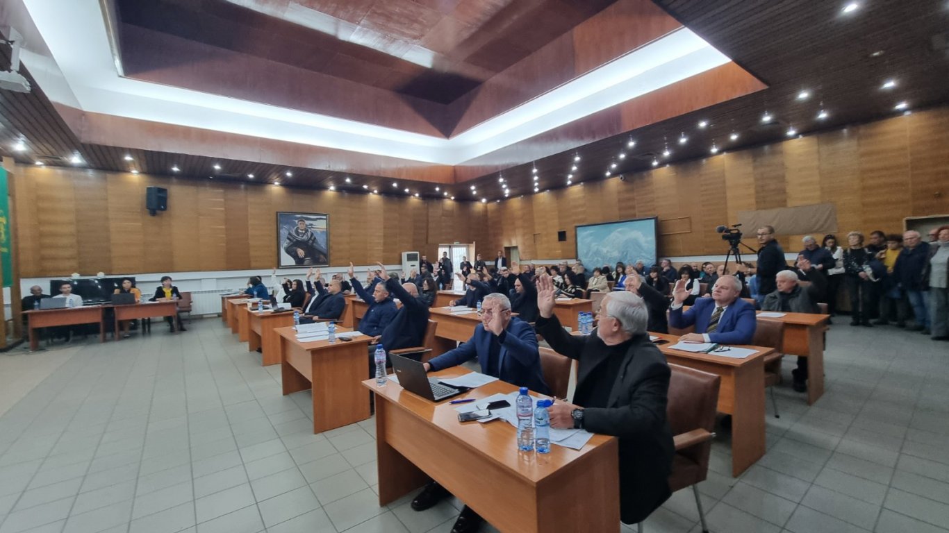 Общинският съвет в Карлово прие да се проведе референдум за завода за барут