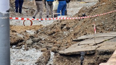 Работник загина, затрупан с пръст от багер по време на ремонт в Бургас (снимки)