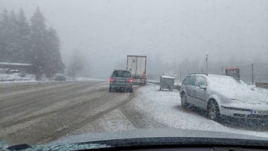 Зимата се върна за 1 май, на Петрохан, в Родопите, на Боровец и Беклемето побеля (снимки/видео)