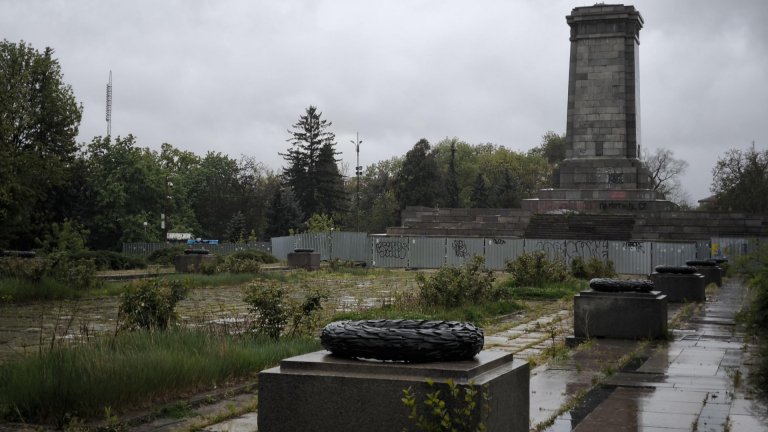 След скелето: Махнаха и оградите пред Паметника на съветската армия (снимки)